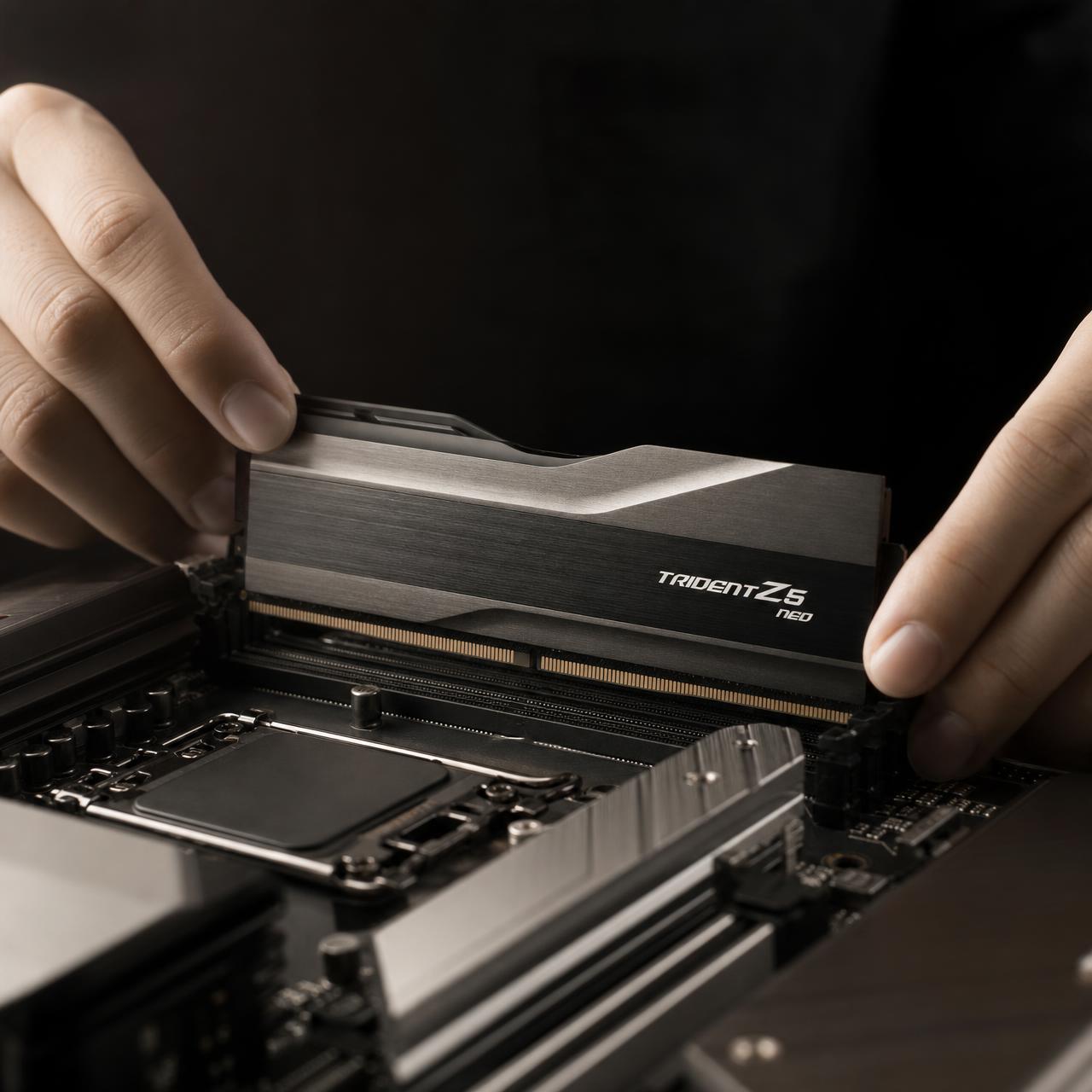 Manos instalando componentes de hardware en un ordenador